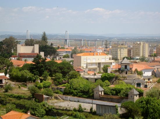 Blick auf die Stadt und Edgar Cardoso Brücke