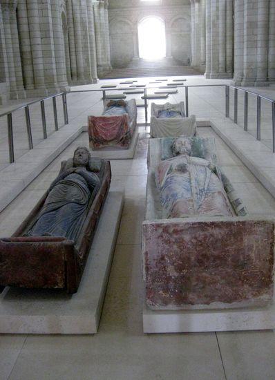 Liegende Grabfiguren in der Abteikirche