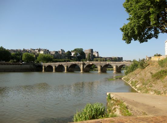 Blick auf die Maine und das Schloss im Hintergrund