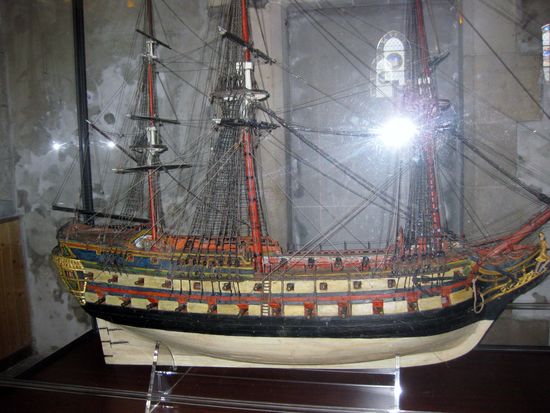 Schiffsmodell in der Kirche