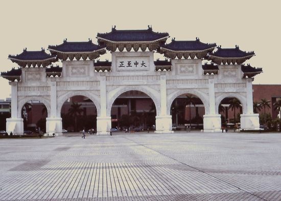 Gate of Great Centralaity and Perfect Uprightness