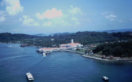 Blick auf den Ferry Terminal auf Sentosa Island