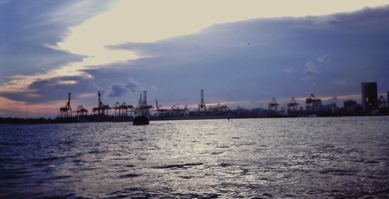 Blick auf den Hafen am Abend