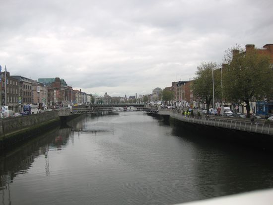 Half Penny Bridge und River Liffey