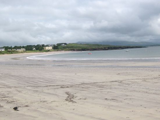 Der schöne Sandstrand in der Finian's Bay