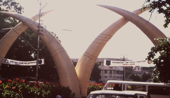 Die "Tusks" Wahrzeichen von Mombasa