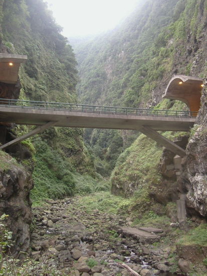 Schlucht an der Küstenstrasse