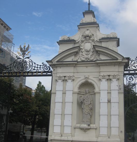 Eingang zur Universität