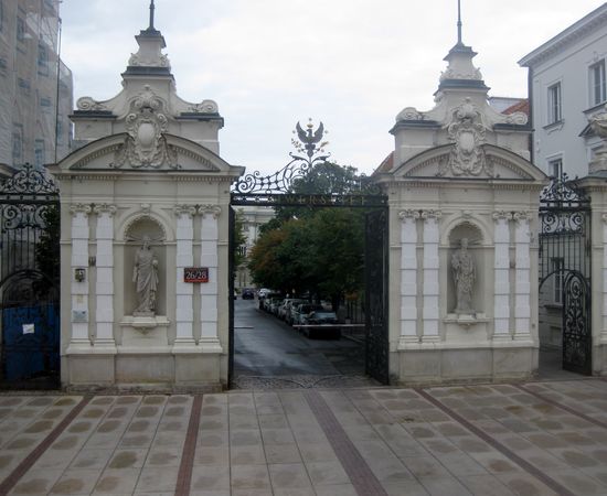 Eingang zur Universität