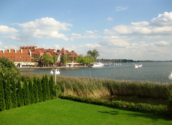 Blick vom Hotel auf den Ort und den See