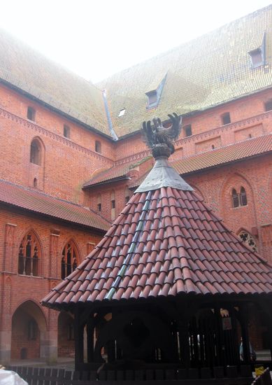 Brunnen im Hof vom Hochschloss