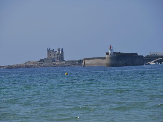 Blick auf Château Turpault und den Leuchtturm