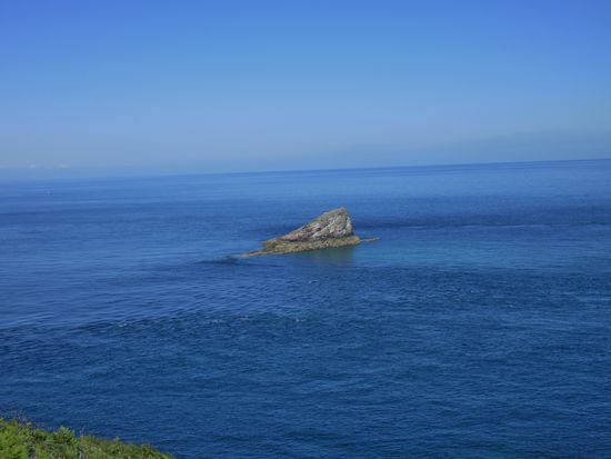 Kleiner Felsen im Meer