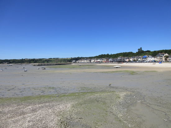 Blick auf die Hafenpromenade bei Ebbe