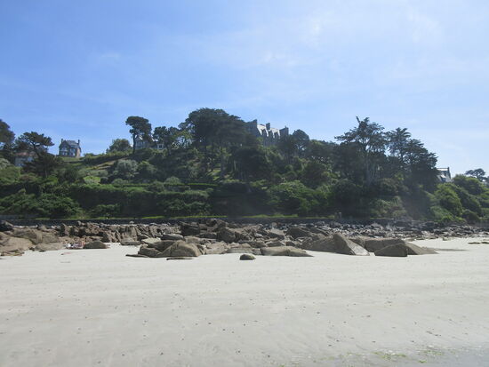 Oberhalt vom Strand sieht man einige schöne Villen