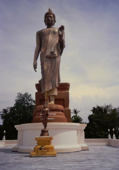Buddhafigur im Wat Phikulton