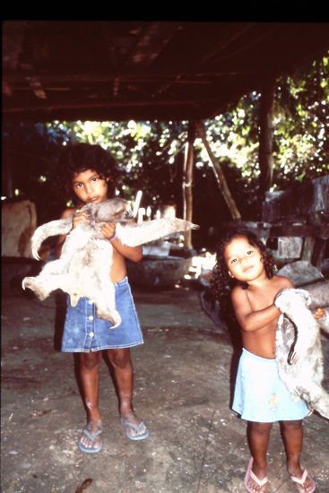 Indiomädchen mit Beuteltieren