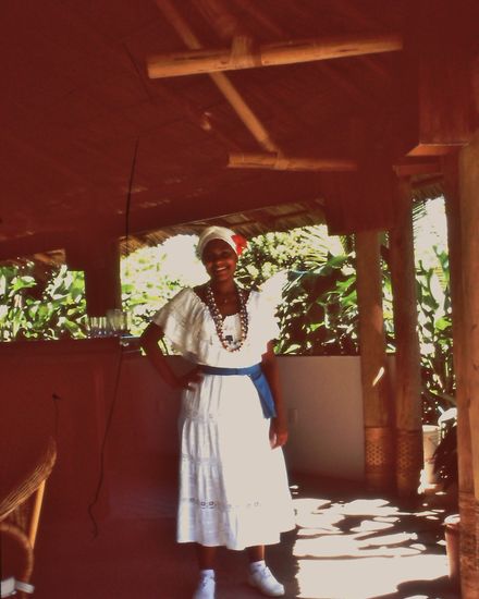 Angestellte in traditionellem Kleid