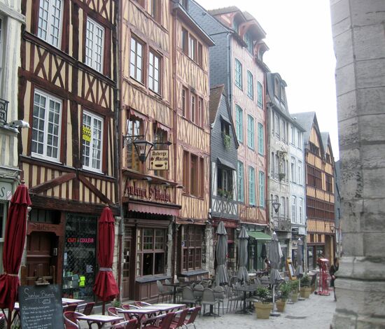 Gasse mit Restaurants
