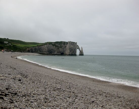 Kieselstrand und Felsbogen