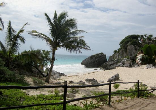 Strand unterhalb der Mayastätte