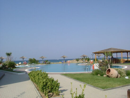 Hotelpool und Garten