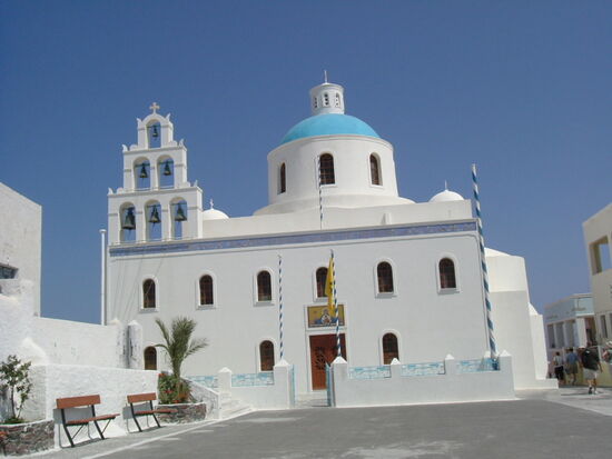 Eine der vielen Kirchen in Oia