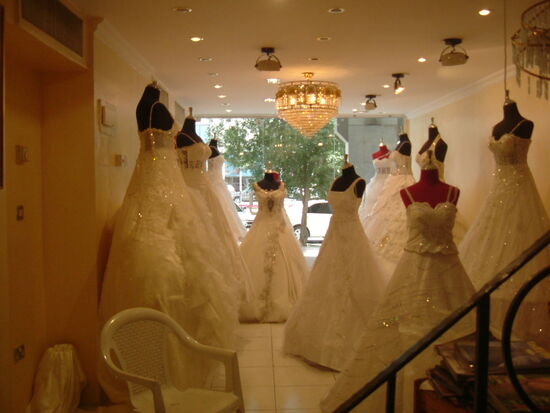 Wer kiregt die Braut denn mit so einem Kleid zu sehen?