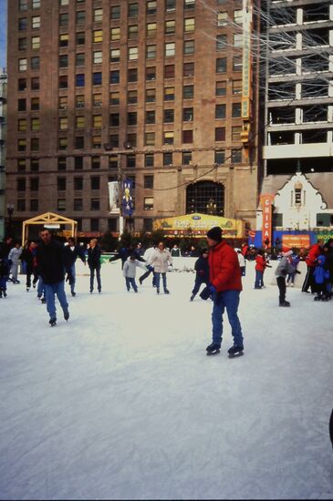 Dick vermummt beim Eislaufen