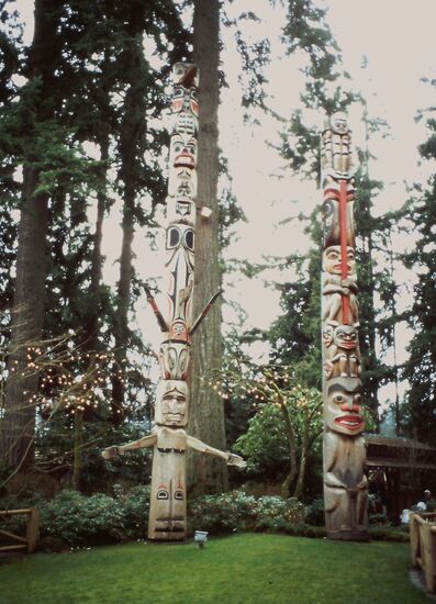 Totempfähle bei der Suspension Bridge