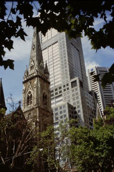 Wesley Church mit Hochhaus - ein Kontrast