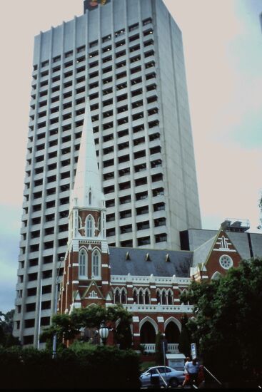 Kontrast - Albert Street Uniting Church vor Hochhaus