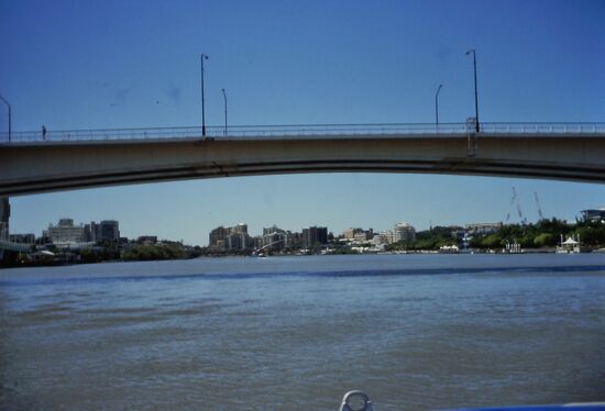 Unter der Captain Cook Brücke