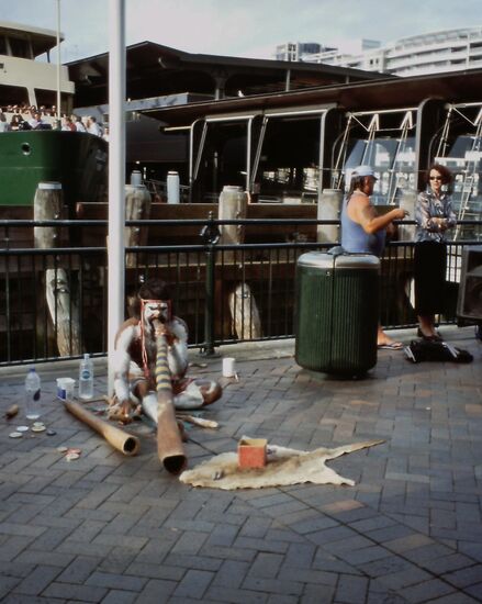 Aborigine mit Didgeridoo