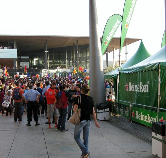 The crowd is coming...