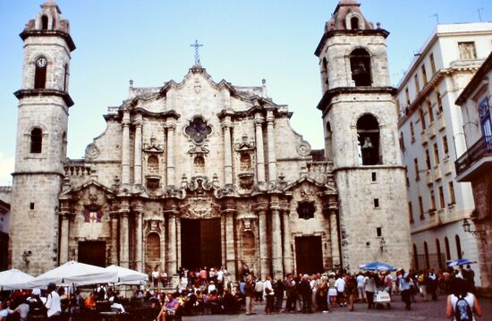 Viele Menschen bei der Kathedrale