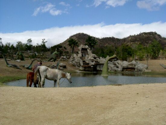 Tierfiguren am Wasser
