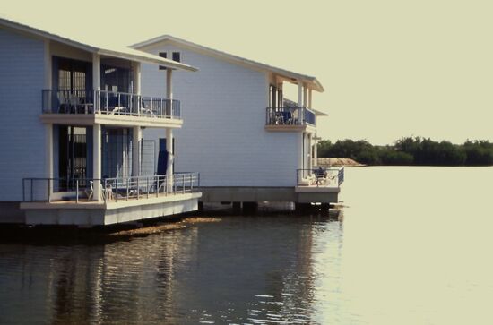2stöckige Bungalows in der Lagune
