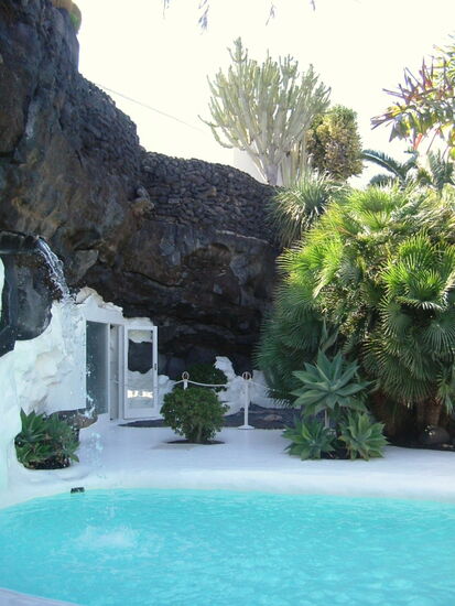 Welche Farben - die schwarze Lava, das Blau des Poolwassers und das Grün der Pflanzen