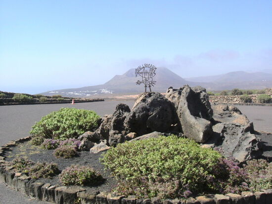 Rondell mit typischer Manrique Skulptur