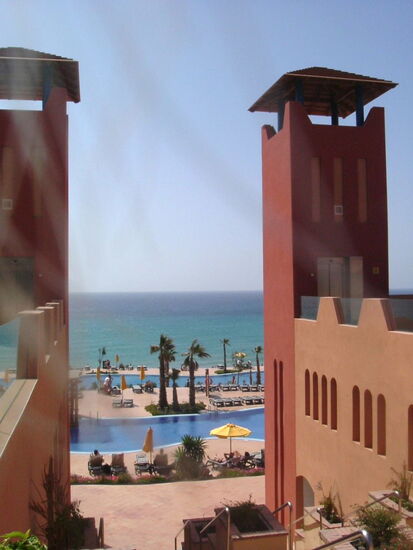 Blick auf Pool und Meer