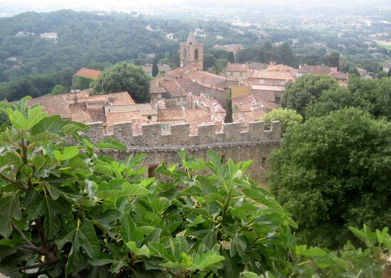 Blick auf das Dorf Grimaud