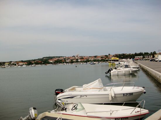 Der kleine Hafen und die Promenade