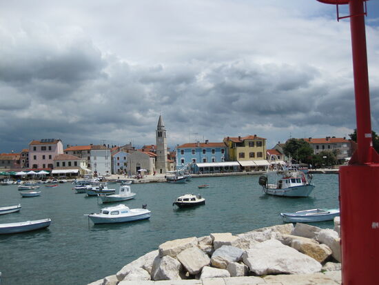 Blick auf Fanzana mit der pfahrrkirche