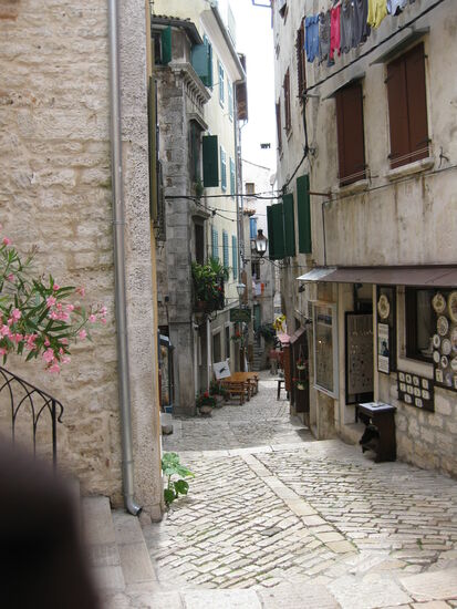 Schmale gepflasterte Gasse