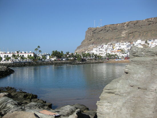 Hafen, Strand und steile Felsen