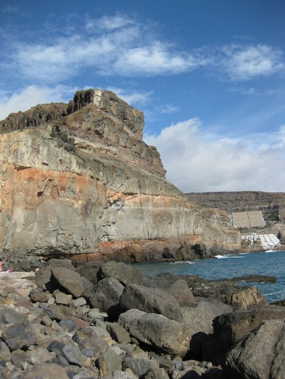 Die Höhenstrasse ungefähr auf der Mitte des Felsens