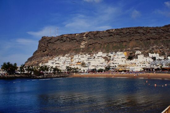 Blick auf den Ort und den Strand