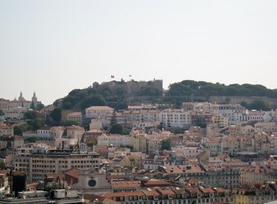 Blick vom Mirador auf Castelo Sao Jorge und die Altstadt