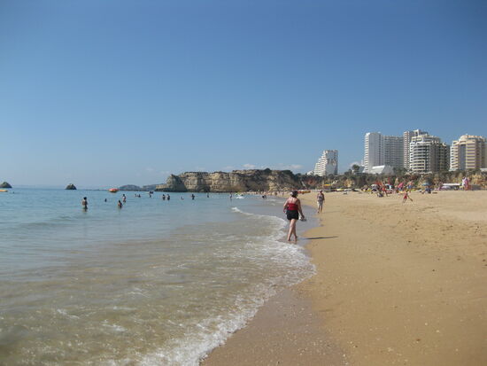 Der Strand und die Apartmentanlagen